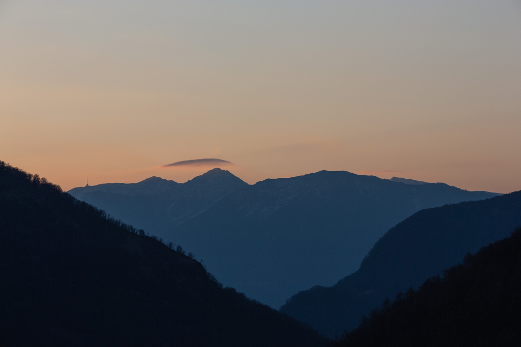 Abendstimmung im Valle Onsernone mit warmem Licht über den bewaldeten Tessiner Bergen