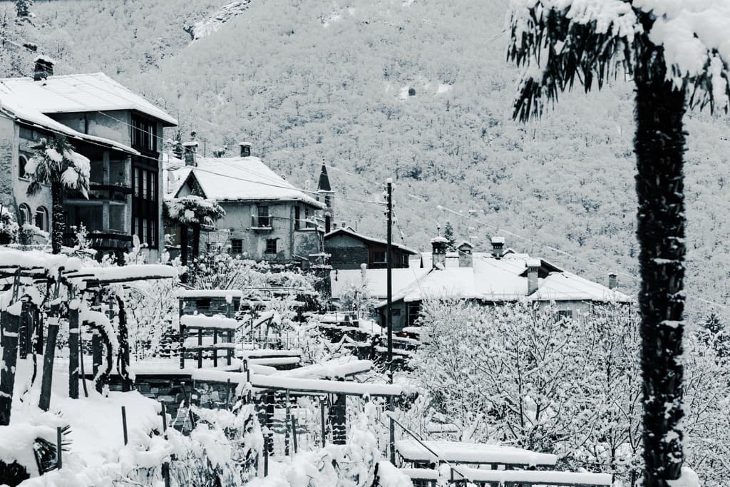 Dorfansicht von Berzona im Valle Onsernone mit traditionellen Häusern und Berglandschaft