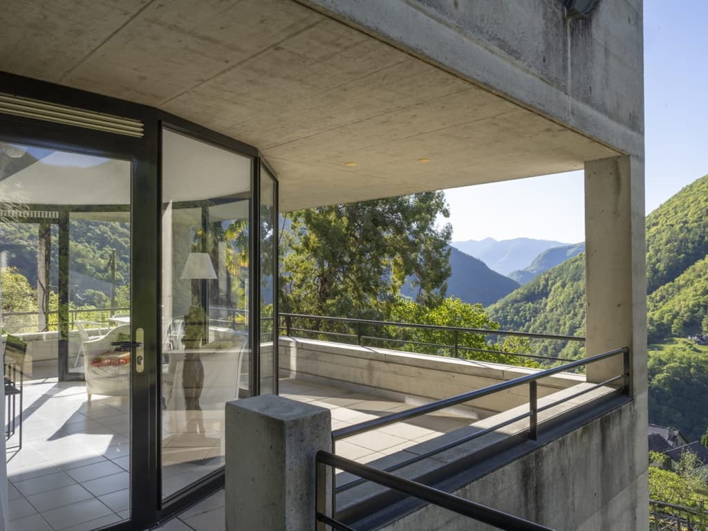 Überdeckte Terrasse der Casa Walser mit Glasfront, Geländer und Blick ins Valle Onsernone