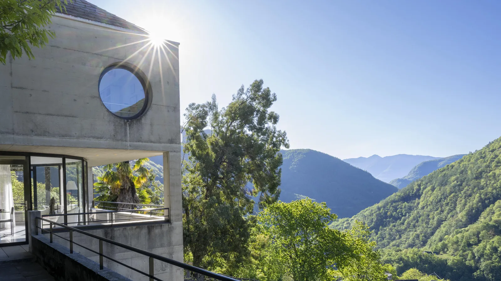 Casa Walser im Gegenlicht über dem Valle Onsernone
