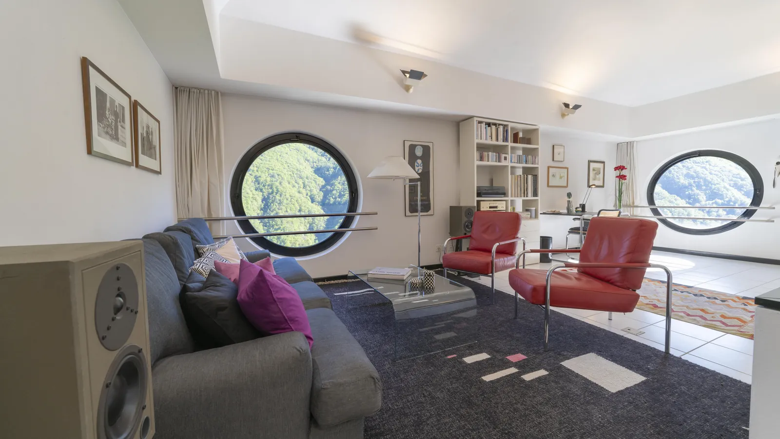 Wohnzimmer der Casa Walser mit den beiden runden Fenstern