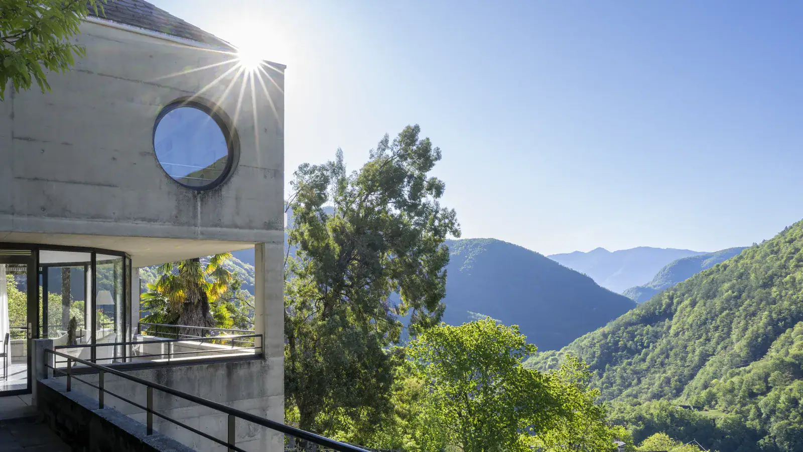 La Casa Walser à contre-jour au-dessus de la vallée d'Onsernone